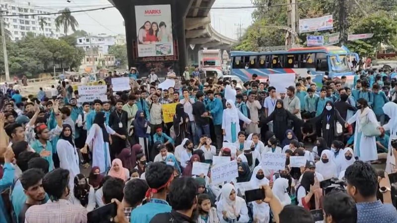 চট্টগ্রামেও পলিটেকনিক শিক্ষার্থীদের সড়ক অবরোধ, যান চলাচল বন্ধ